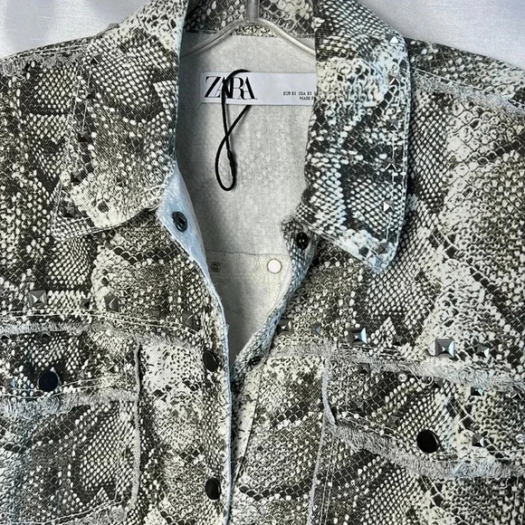 Animal print jacket,
Zara Jean jacket,snake print,raw hems, studded,rhin… - Picture 4 of 15